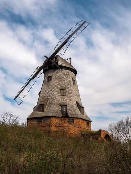 Vecchio mulino a vento in legno in Polonia — Foto Stock