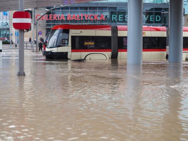 Gdansk - 15 Temmuz: Ağır yağmurlar sonra su dolu sokakları