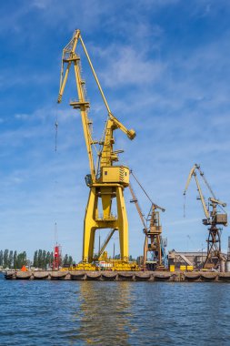 Quay tersane üzerinde büyük Vinçler