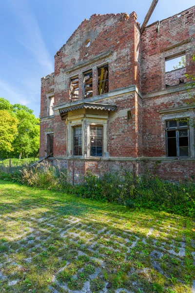 Eski, terk edilmiş, büyümüş Harabeleri — Stok fotoğraf