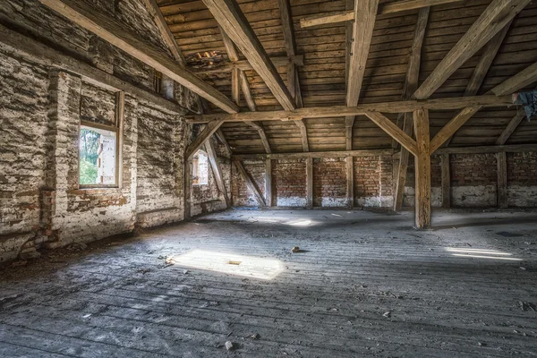 Loft in un vecchio edificio abbandonato — Foto Stock