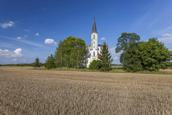 Kleine Kirche zwischen Feldern — Stockfoto