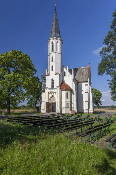 Kleine Kirche zwischen Feldern — Stockfoto