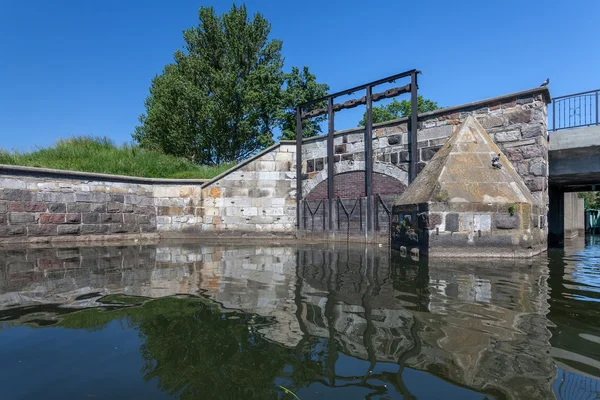 Canal historique avec l'écluse à Gdansk — Photo