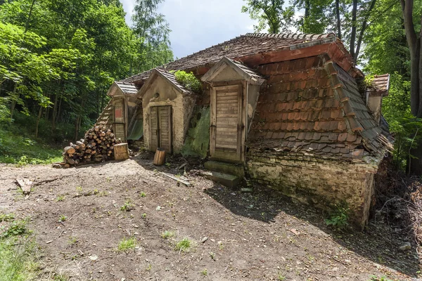 Очень старый дом в лесу — стоковое фото