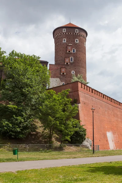 Věž a hrad zdmi z červených cihel — Stock fotografie