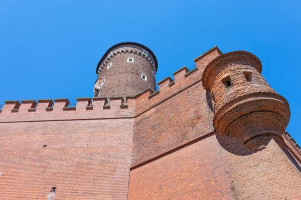 Věž a hrad zdmi z červených cihel — Stock fotografie