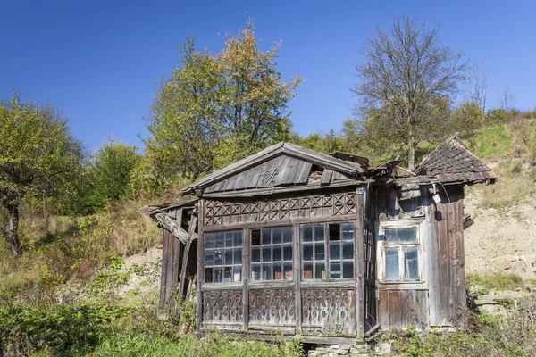 Gamla, förstörda trähus — Stockfoto