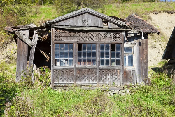 Vecchia casa in legno rovinata — Foto Stock