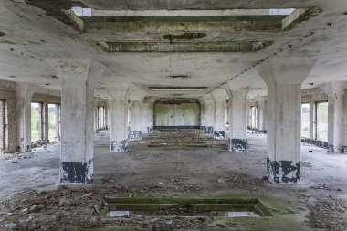 Eski bir binada beton zemin