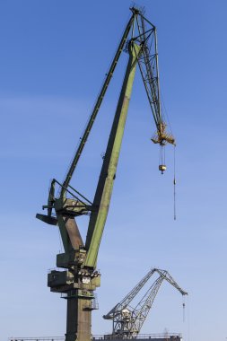 Büyük, yeşil gemi inşa vinç