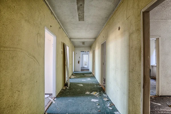 Грязный, старый и забытый коридор — стоковое фото