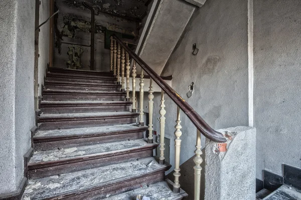 Escadas dentro do edifício destruído — Fotografia de Stock