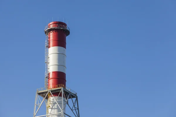 De nieuwe schoorsteen, gebouwd in WKK-installatie — Stockfoto