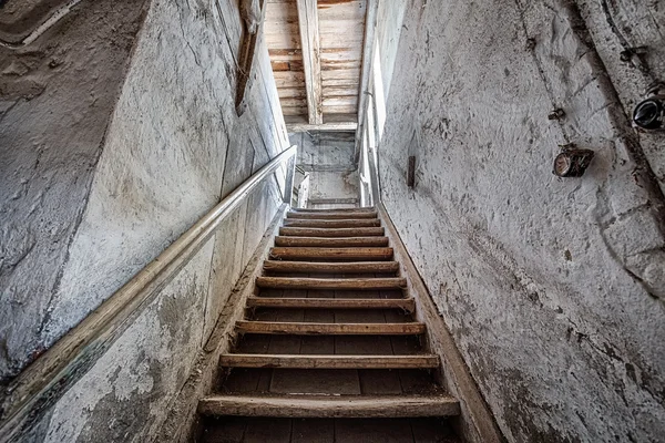 Деревянные лестницы в заброшенном доме — стоковое фото