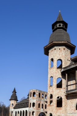 terk edilmiş, tamamlanmamış kale inşaatı