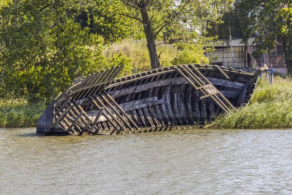 Wrak van de oude houten boot — Stockfoto