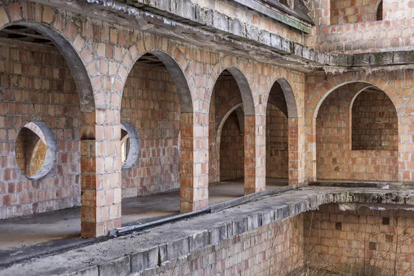 Abandonada, construção inacabada do castelo — Fotografia de Stock