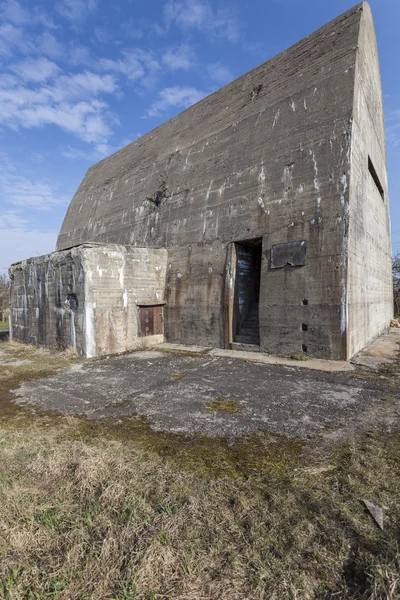 Старый, забытый бункер времен Второй мировой войны — стоковое фото