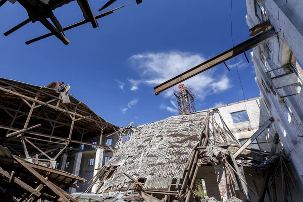 Techo destruido del antiguo patio de ladrillos — Foto de Stock