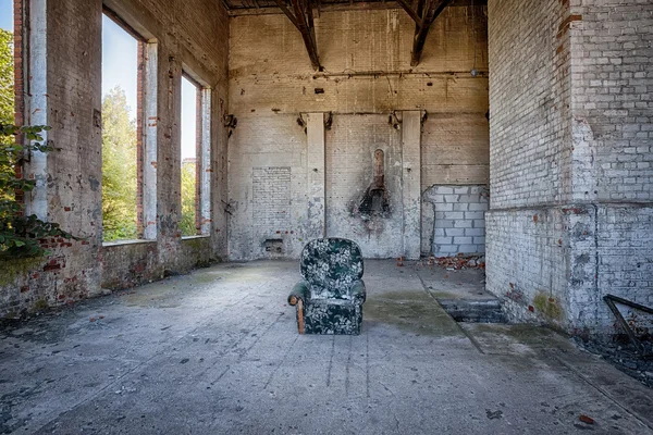 O interior de uma fábrica abandonada — Fotografia de Stock