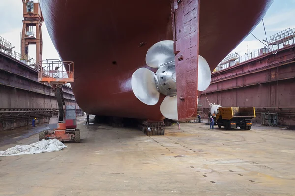 Renoviertes Schiff im Trockendock — Stockfoto