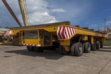Self-propelled platform to carry heavy elements ships