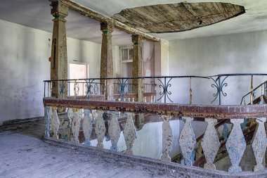 Terk edilmiş ve unutulmuş malikane