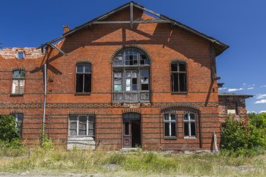 Harabe haline düşen savaş öncesi tren istasyonu