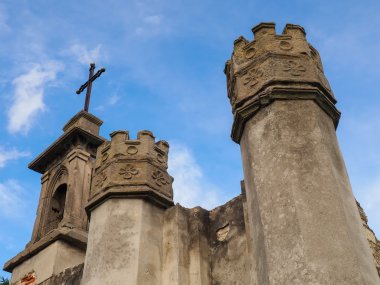 Tepenin üstünde bir şapel kalıntıları