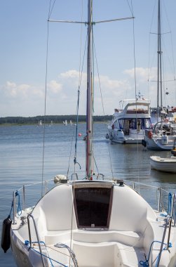 Lüks bir tekne limana demirlemiş.