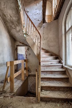 Terk edilmiş bir evde Ahşap merdiven