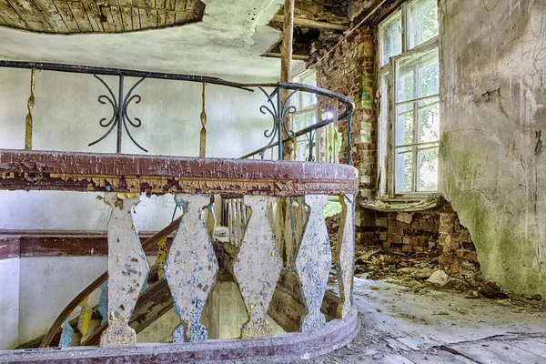 Casa senhorial abandonada e esquecida — Fotografia de Stock