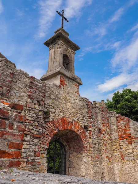 Ruins of a chapel on top of the hill — Stock Photo, Image