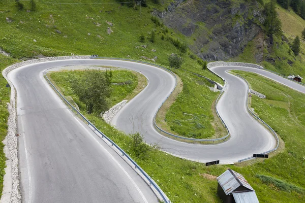 Giros bruscos en un camino de montaña — Foto de Stock