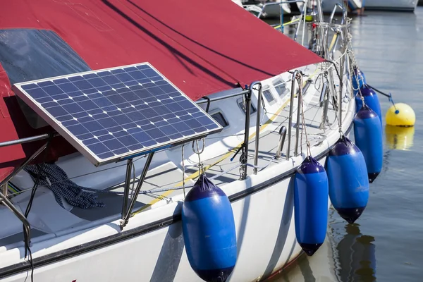 Energia ambiental no barco à vela — Fotografia de Stock