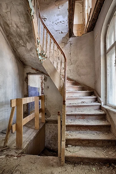 Terk edilmiş bir evde Ahşap merdiven — Stok fotoğraf