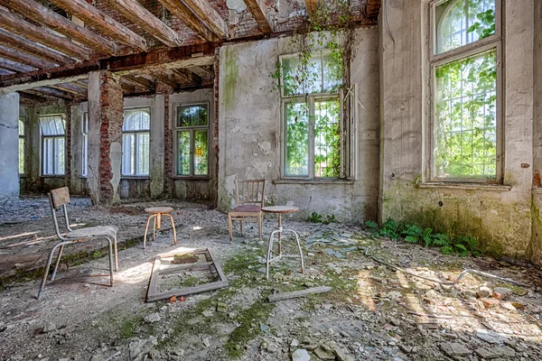 Habitación aterradora en casa abandonada — Foto de Stock