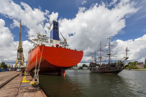 Schip afgemeerd in de haven en in de buurt van het piratenschip — Stockfoto