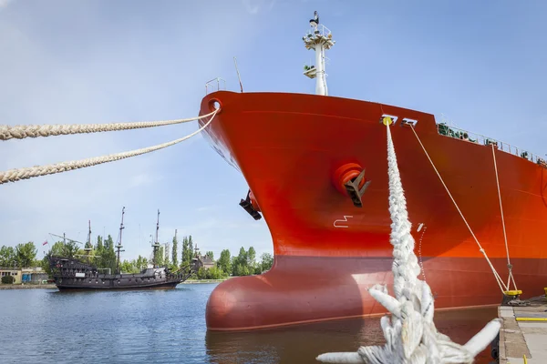 Schip afgemeerd in de haven en in de buurt van het piratenschip — Stockfoto