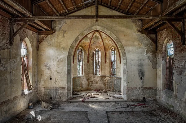 오래 된 기독교 교회의 빈 내부 스톡 사진