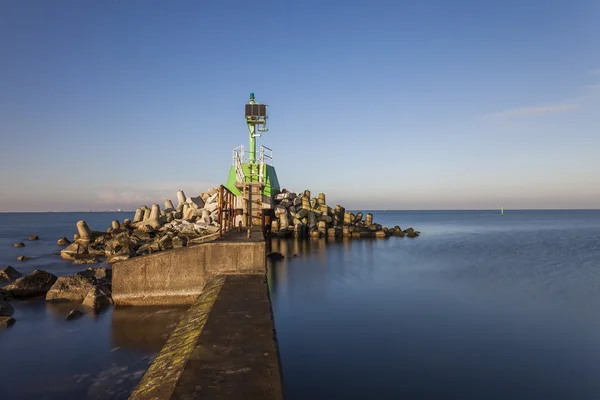 Deniz feneri liman girişinde — Stok fotoğraf