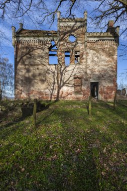 Terk edilmiş ve unutulmuş malikane