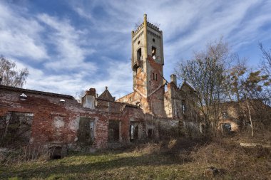 Terk edilmiş ve unutulmuş malikane