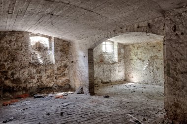 Terk edilmiş bir malikane mahzende