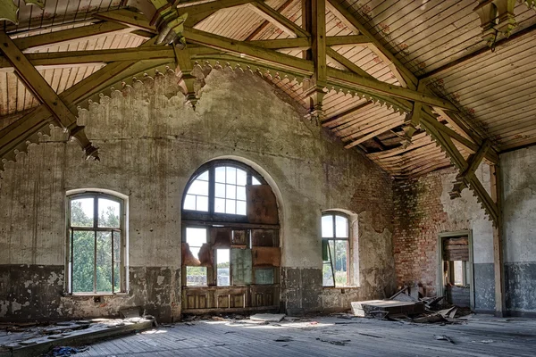 Rottend gebouw vooroorlogse treinstation — Stockfoto