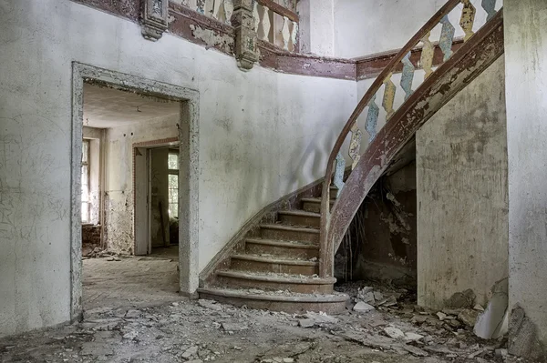 Casa senhorial abandonada e esquecida — Fotografia de Stock