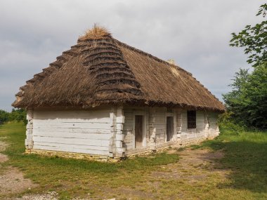Beyaz boyalı eski ahşap ev