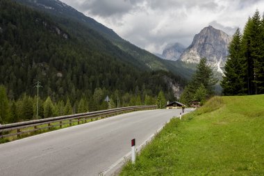 Asfalt dağ yolu - Dolomites - İtalya