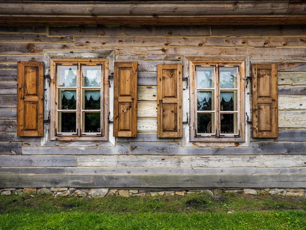 La casa de madera en el campo — Foto de Stock